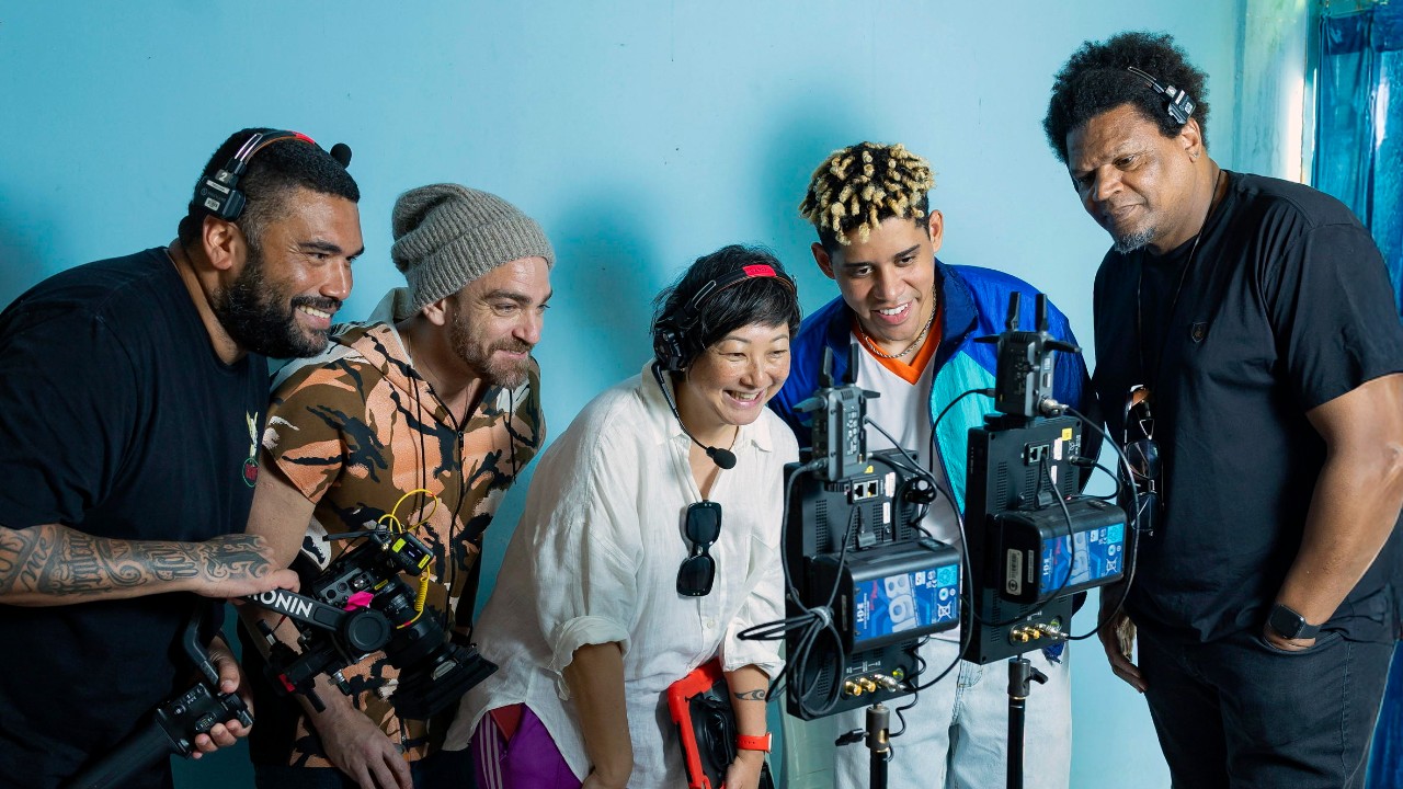 Equipe de Por Você acompanha monitores e câmera durante gravação nos bastidores da novela