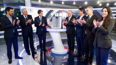 João Saad descerra placa do novo estúdio da BandNews TV ao lado de autoridades em cerimônia com aplausos