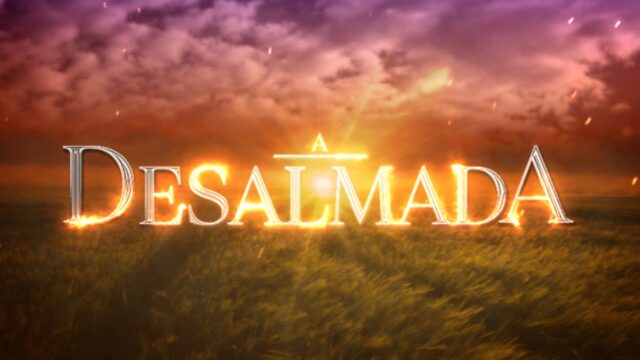 Logotipo da novela A Desalmada sobre campo de trigo ao pôr do sol com céu nublado em tons alaranjados e faíscas luminosas