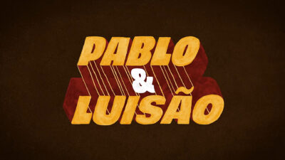 Logo da série Pablo & Luisão em letras amarelas tridimensionais, com símbolo & branco sobre fundo marrom escuro