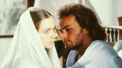 Maria Rita (Cristina Mullins) de véu branco encara José Eleutério (Kadu Moliterno) sentado em cena de Paraíso