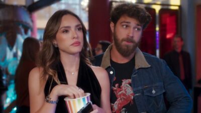 Naiane (Isabelle Drummond) segura balde de pipoca ao lado de Gael (André Luiz Frambach) em cena de Coração Acelerado