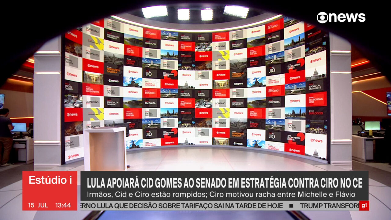 Novo cenário da GloboNews com telão curvo exibindo logotipos dos programas, bancada e redação ao fundo