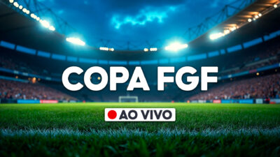 Arte com estádio iluminado ao fundo e os dizeres Copa FGF e ao vivo sobre o gramado de futebol