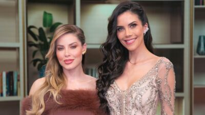 Saory Cardoso de vestido marrom e Daniela Albuquerque de vestido bordado sorriem lado a lado no Sensacional
