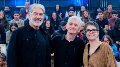 William Bonner, Serginho Groisman e Sandra Annenberg sorriem diante da plateia no Altas Horas