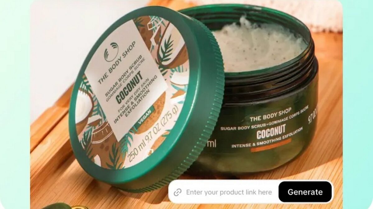 Pote aberto de esfoliante corporal de coco The Body Shop com tampa ao lado e campo para gerar conteúdo na tela