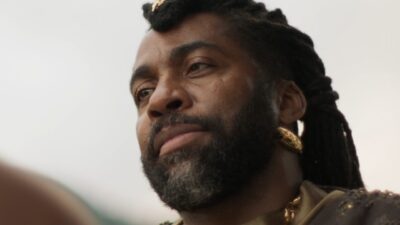 Jendal (Lázaro Ramos) com expressão séria, barba e dreadlocks em traje de época na novela A Nobreza do Amor
