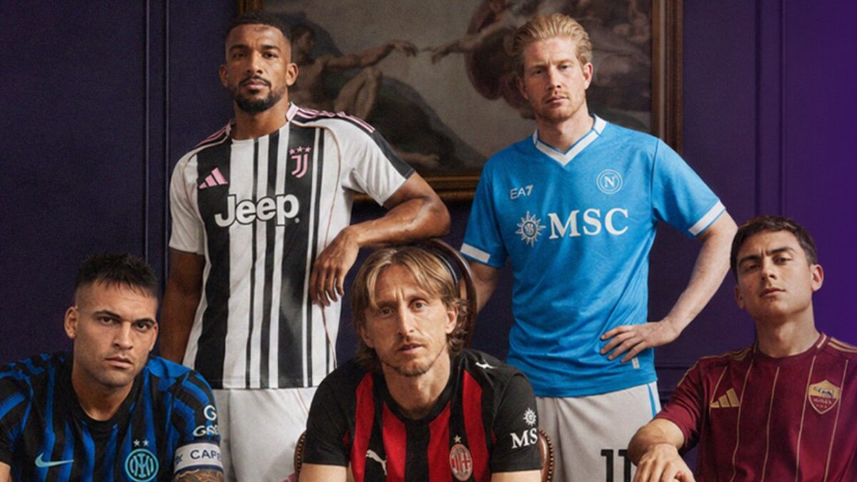 Jogadores de Inter de Milão, Juventus, Milan, Napoli e Roma posam com uniformes dos clubes da Série A Italiana