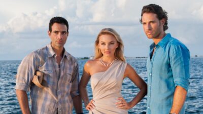 José Luis (Luis Guzmán), Montserrat (Angelique Boyer) e Alessandro (Sebastián Rulli) à beira-mar em foto de O Que a Vida Me Roubou