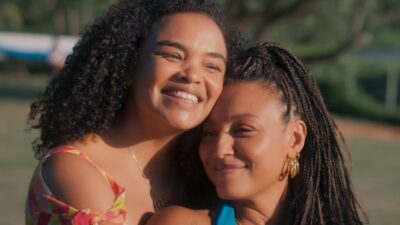 Juli (Lucy Ramos) e Bela (Sheron Menezzes) sorriem abraçadas ao ar livre em cena da novela Por Você