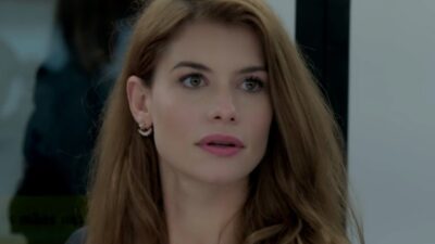 Lívia (Alinne Moraes) olha surpresa, com olhos arregalados e lábios entreabertos, na segunda fase de Além do Tempo