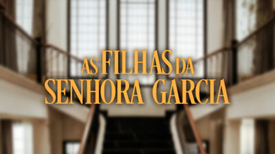 Logotipo de As Filhas da Senhora Garcia em letras douradas diante de escadaria desfocada