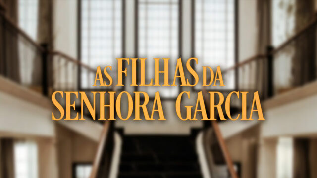 Logotipo de As Filhas da Senhora Garcia em letras douradas diante de escadaria desfocada