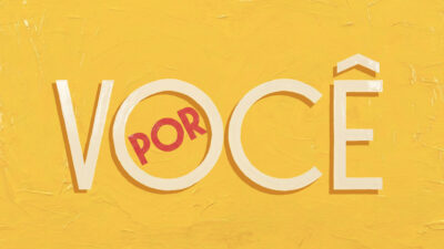 Logo de Por Você em letras brancas, com Por em vermelho dentro da letra O, sobre fundo amarelo texturizado