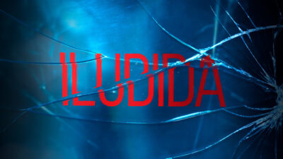 Logotipo da novela turca Iludida em letras vermelhas sobre fundo azul com efeito de vidro quebrado