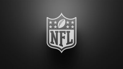 Logotipo da NFL em branco com bola de futebol americano e oito estrelas sobre fundo preto em degradê