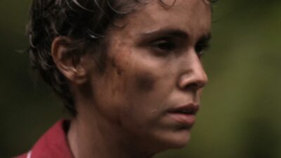 Nina (Débora Falabella) com rosto sujo e expressão tensa em cena de Avenida Brasil