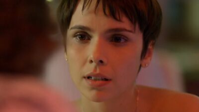 Nina (Débora Falabella) com olhos marejados e expressão tensa em close na novela Avenida Brasil