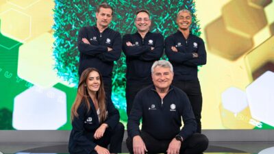 Sálvio Spinola, Maurício Noriega, Dodô, Paloma Tocci e Cléber Machado posam no estúdio esportivo da Record
