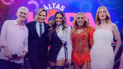 Serginho Groisman, Ana Paula Renault, Natália Sarraff, Joelma e Marina Ruy Barbosa posam sorrindo no palco do Altas Horas
