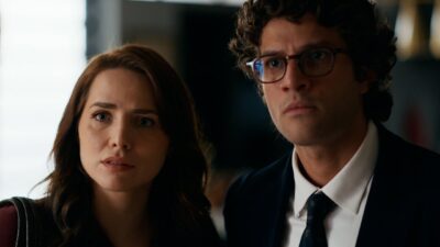 Adriana (Leticia Colin) e Pedro (Chay Suede) olham à frente com expressão séria em cena da novela Quem Ama Cuida