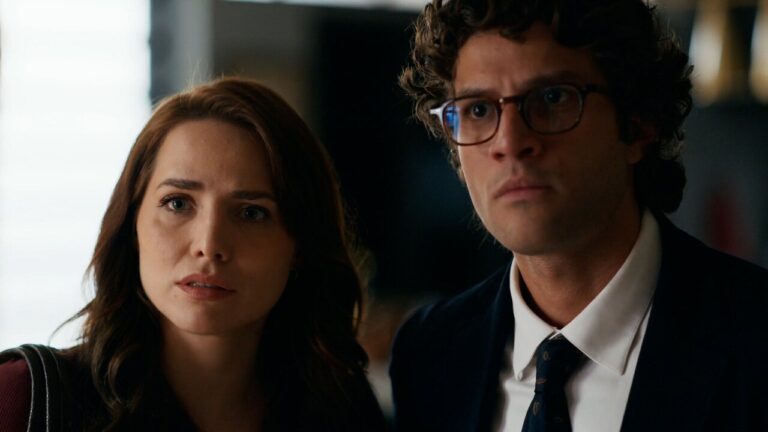 Adriana (Leticia Colin) e Pedro (Chay Suede) olham à frente com expressão séria em cena da novela Quem Ama Cuida