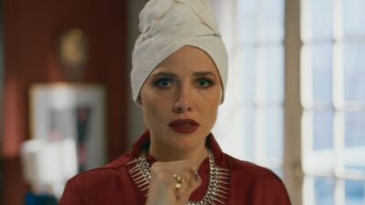 Adriana (Leticia Colin) de turbante branco e roupa vermelha em cena da novela Quem Ama Cuida
