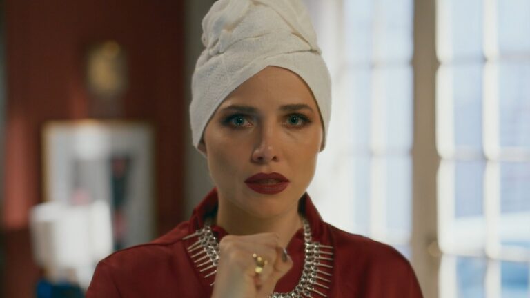 Adriana (Leticia Colin) de turbante branco e roupa vermelha em cena da novela Quem Ama Cuida
