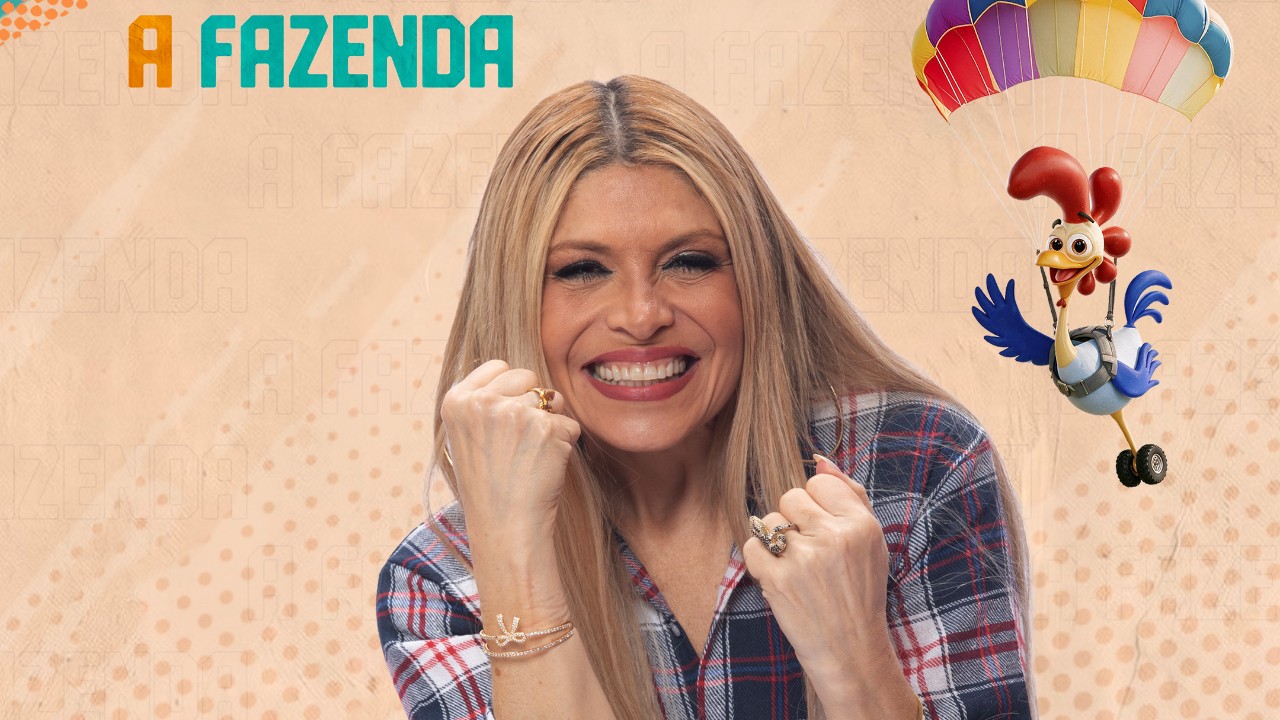 Adriana Ribeiro sorri com os punhos erguidos diante do logo de A Fazenda e ilustração de galo de paraquedas