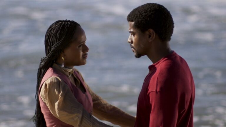 Alika/Lúcia (Duda Santos) segura Tonho (Ronald Sotto) enquanto os dois se encaram diante do mar em A Nobreza do Amor