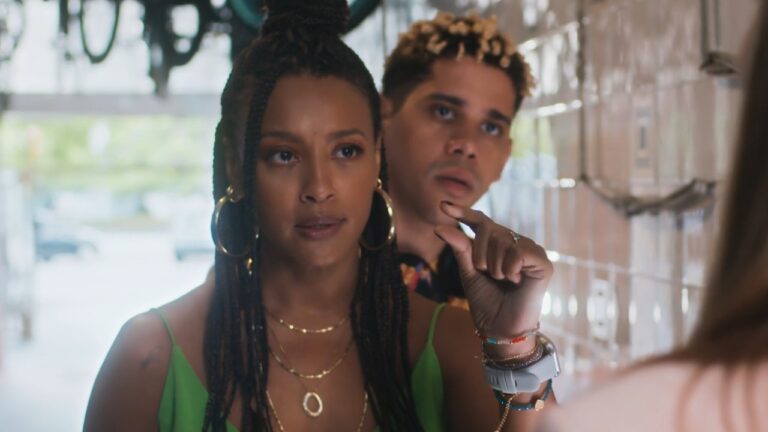 Bela (Sheron Menezzes) de verde gesticula diante de Peixe (Cauê Campos) em cena da novela Por Você