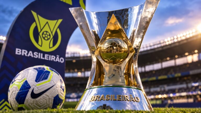 Troféu e bola do Campeonato Brasileiro no gramado de estádio com logotipo do Brasileirão ao fundo