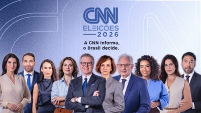Dez jornalistas posam diante da identidade visual CNN Eleições 2026 com a frase A CNN informa, o Brasil decide