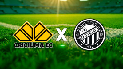 Escudos de Criciúma e Operário-PR separados por X sobre gramado de estádio de futebol