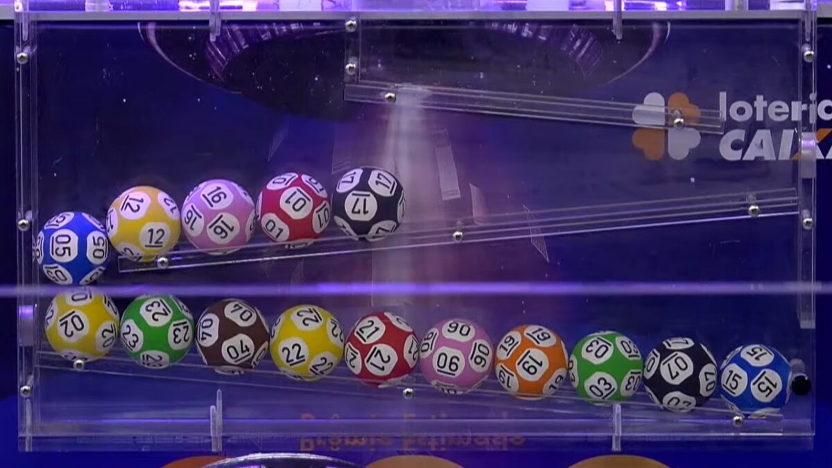 Bolas numeradas da Lotofácil dentro do equipamento usado para o sorteio das dezenas
