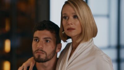 Dora (Mariana Ximenes) abraça André (Henrique Barreira), ambos com expressão séria em cena de Quem Ama Cuida
