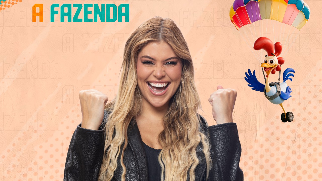 Eduarda Braum sorri de jaqueta preta com os punhos erguidos diante do logo de A Fazenda