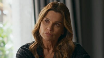 Fábia (Flávia Alessandra) com olhos marejados e expressão séria em cena de Quem Ama Cuida