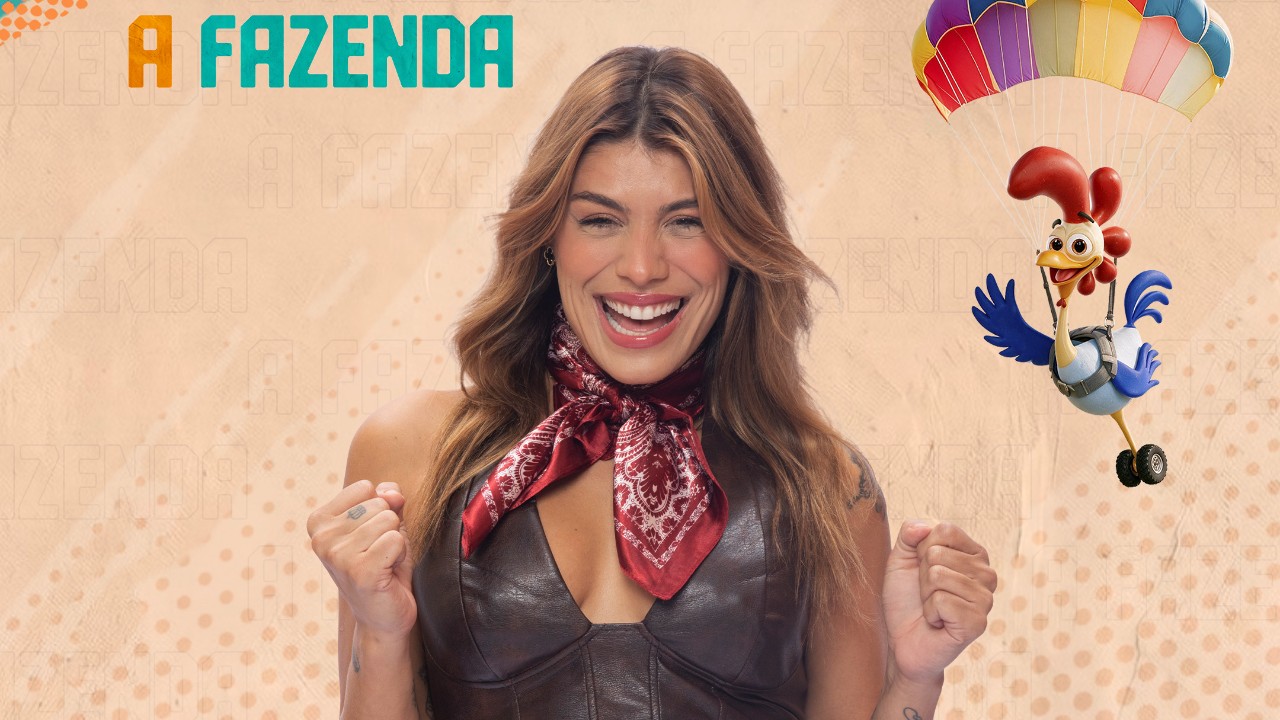 Fran Grossi sorri com lenço vermelho no pescoço e punhos erguidos diante do logo de A Fazenda