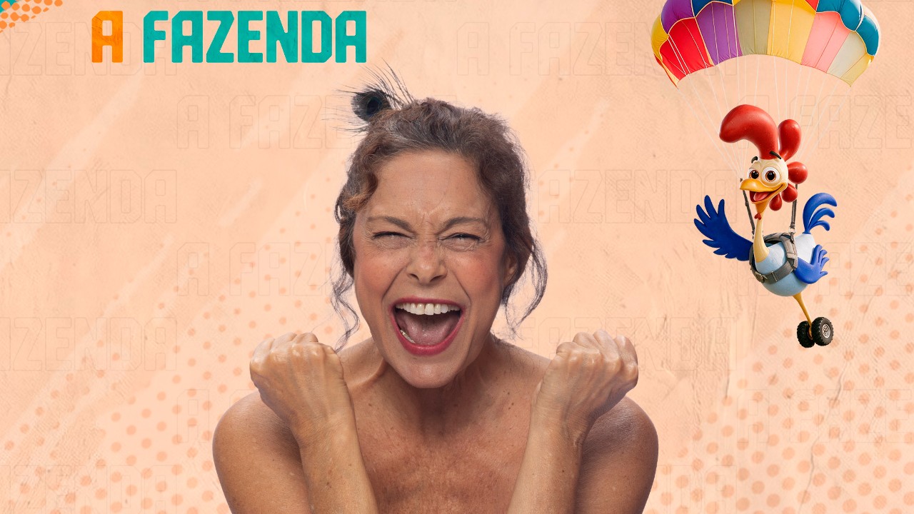 Giovanna Gold sorri com os punhos erguidos e cabelo preso diante do logo de A Fazenda e galo de paraquedas