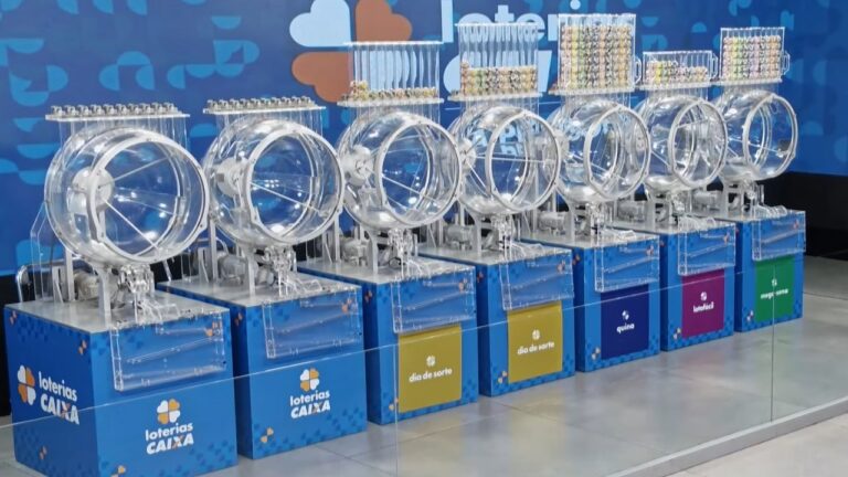 Globos transparentes das Loterias Caixa alinhados para sorteios, com tubos de bolas numeradas na parte superior