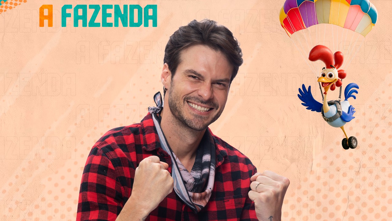 Igor Monteiro sorri de camisa xadrez vermelha e lenço no pescoço com os punhos erguidos em A Fazenda