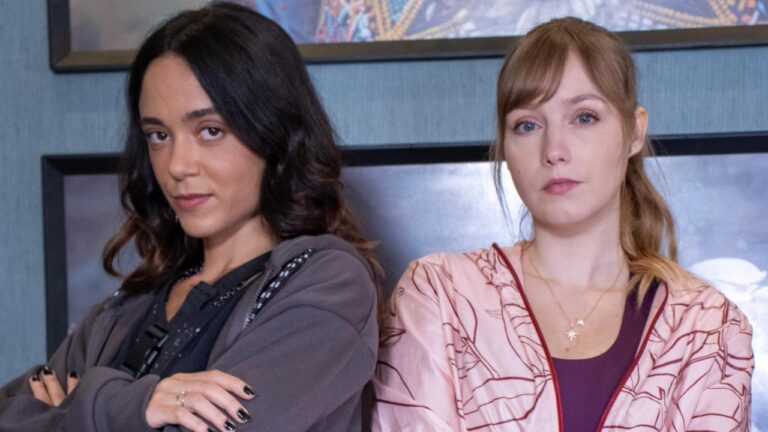 Jade Mascarenhas e Malu Rodrigues lado a lado em cena da novelinha Amor Sob Vigilância