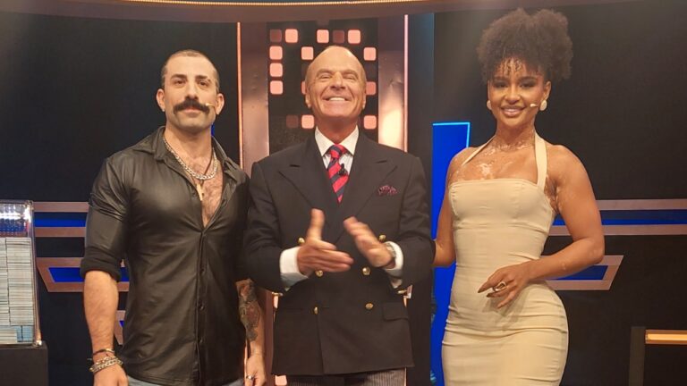 Kaysar Dadour, Marcelo de Carvalho e Natália Deodato posam sorrindo no palco do Mega Sonho