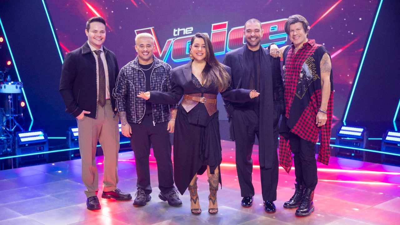 Matheus, Kauan, Lauana Prado, Diogo Nogueira e Paulo Ricardo posam sorrindo no palco do The Voice Brasil
