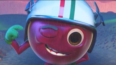 Personagem animado vermelho de capacete pisca e sorri sob a chuva em cena de animação