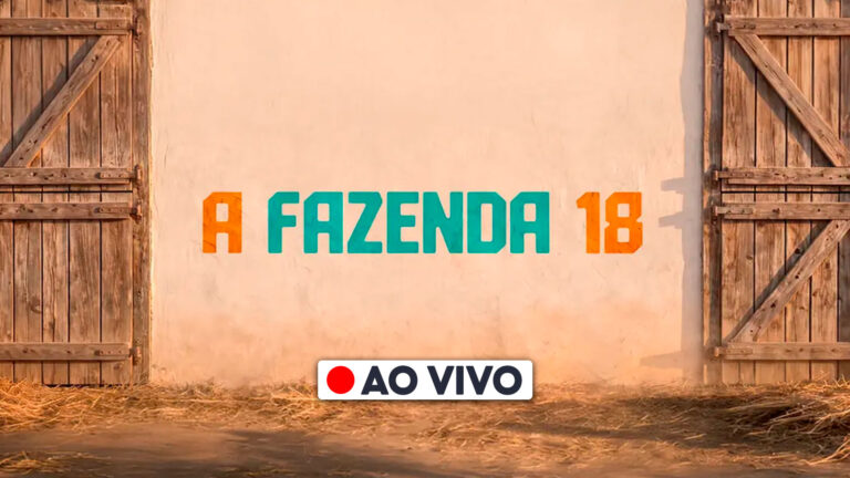 Logotipo de A Fazenda 18 em parede entre portões de madeira, com palha no chão e indicação de transmissão ao vivo