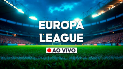 Arte digital com o texto Europa League em letras brancas sobre gramado de estádio de futebol iluminado à noite sob céu azul escuro