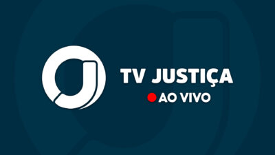 Logotipo da TV Justiça em fundo azul-escuro com texto TV Justiça ao vivo em branco e ponto vermelho